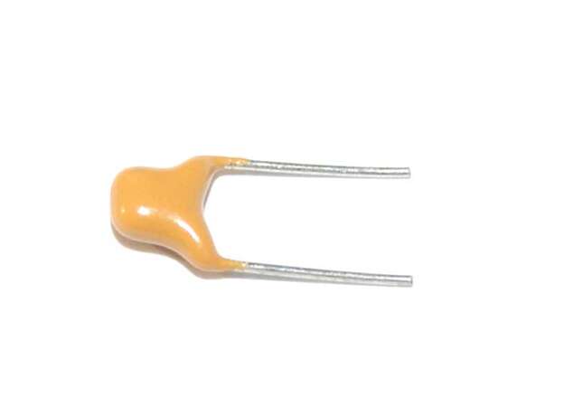 Vista frontal. Capacitor cerámico 2.2nF 50V