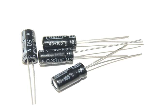 Vista grupal. Capacitor electrolítico 0.47F 100V